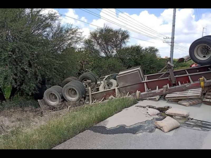 Tr Iler Cargado De Cemento Vuelca En La Sur Term Polis