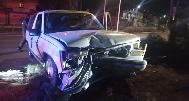 DERRIBÓ UN ÁRBOL Y TERMINÓ VOLCADO EN TERCER ANILLO