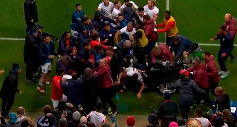 VIDEO | ASÍ SE DESATÓ PELEA CAMPAL EN EL PARTIDO ENTRE ESTADOS UNIDOS Y PARAGUAY 