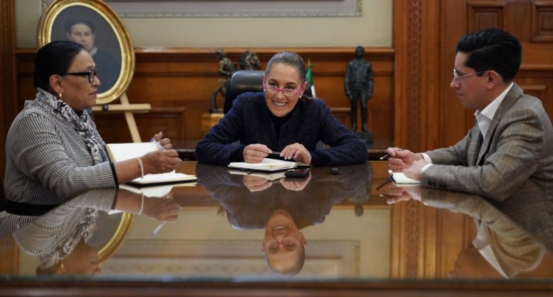 SHEINBAUM HABLA CON EL PAPA LEÓN XIV Y LO INVITA A MÉXICO