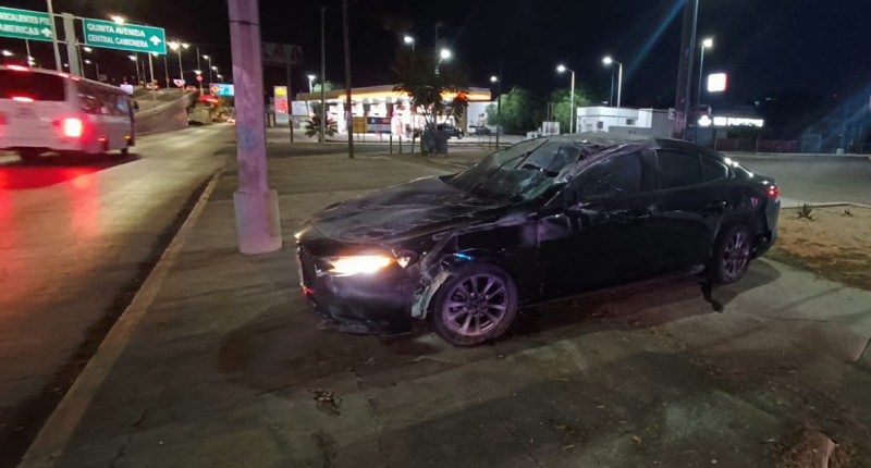 AUTOMOVILISTA CHOCA CONTRA EL MURO DE CONTENCIÓN Y POSTERIORMENTE VUELCA EN AVENIDA AGUASCALIENTES
