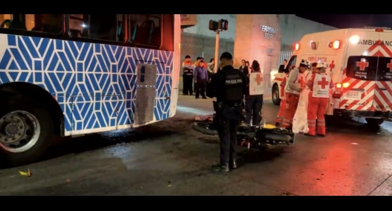 JOVEN MOTOCICLISTA FALLECE AL ESTRELLARSE CONTRA UN CAMIÓN URBANO EN AGUASCALIENTES