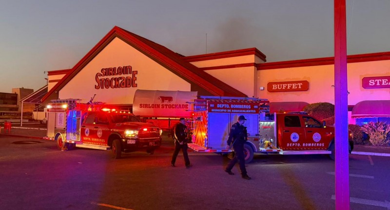 ESTA MADRUGADA SE INCENDIÓ EL SIRLOIN STOCKADE EN AGUASCALIENTES