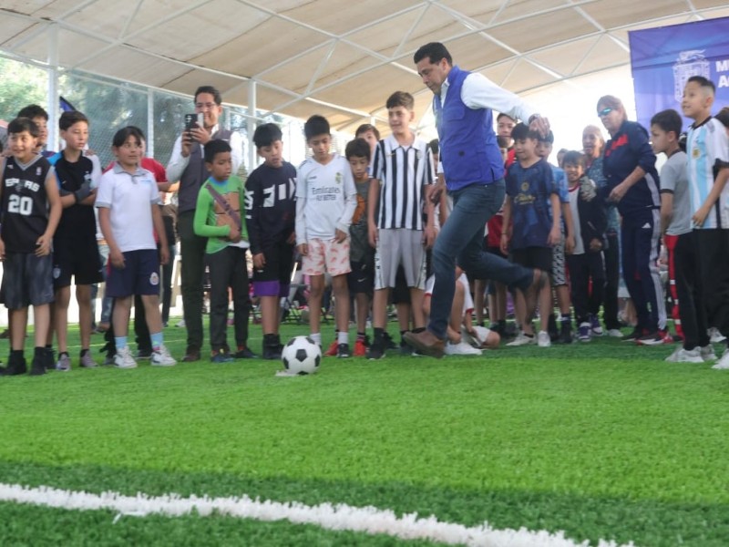 RENUEVA ALCALDE DE AGS, LEO MONTAÑEZ, CANCHA DE PASTO SINTÉTICO EN EL FRACCIONAMIENTO PENSADORES MEXICANOS