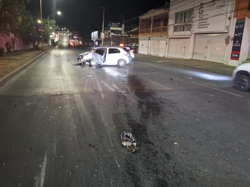 AUTOMOVILISTA CHOCÓ CONTRA BASE DE CONCRETO DEL CAMELLÓN Y VOLCÓ EN AVENIDA AGUASCALIENTES RESULTANDO  LESIONADO