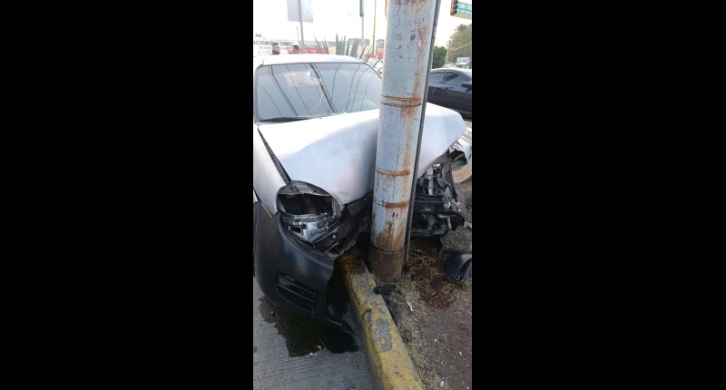 AUTOMOVILISTA CHOCÓ DE LLENO CONTRA UN POSTE EN EL OJOCALIENTE I, EN AGS