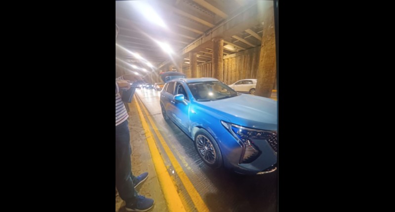 INEXPERTO CONDUCTOR PROVOCÓ CHOQUE DE UN VEHÍCULO CONTRA UN PILAR EN EL PASO A DESNIVEL DE AVENIDA AGUASCALIENTES Y GUADALUPE GONZÁLEZ, EN AGS 