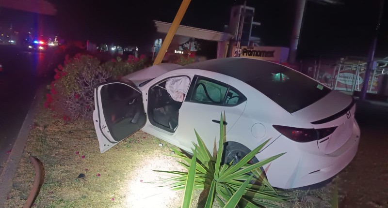 AUTOMOVILISTA CHOCA CONTRA DOS POSTES EN AVENIDA AGUASCALIENTES