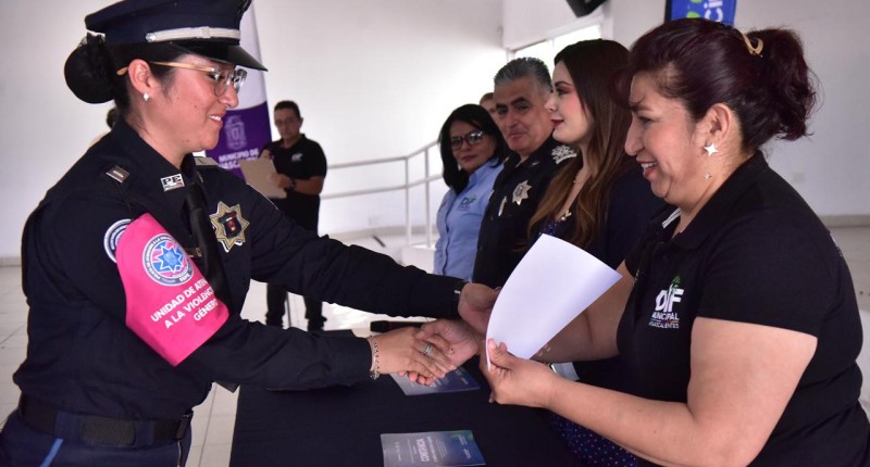 POLICÍA ROSA DE AGS SE CAPACITA EN LENGUAJE DE SEÑAS PARA MEJORAR LA ATENCIÓN A PERSONAS CON DISCAPACIDAD AUDITIVA