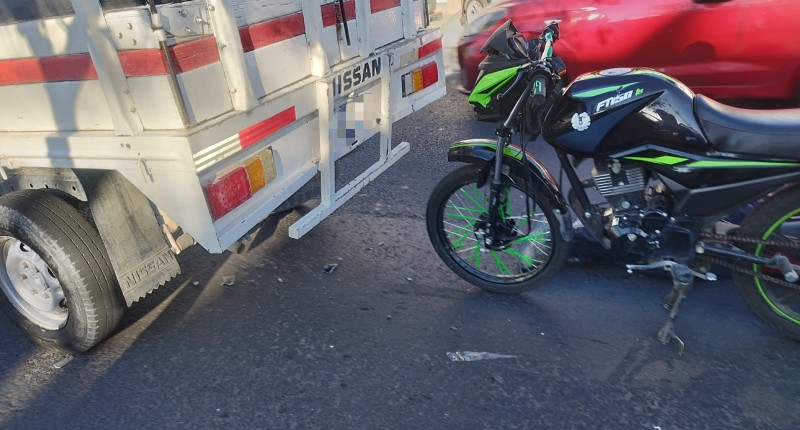 MOTOCICLETA CHOCÓ POR ALCANCE CON UNA CAMIONETA EN AVENIDA DE LOS MAESTROS, EN AGS