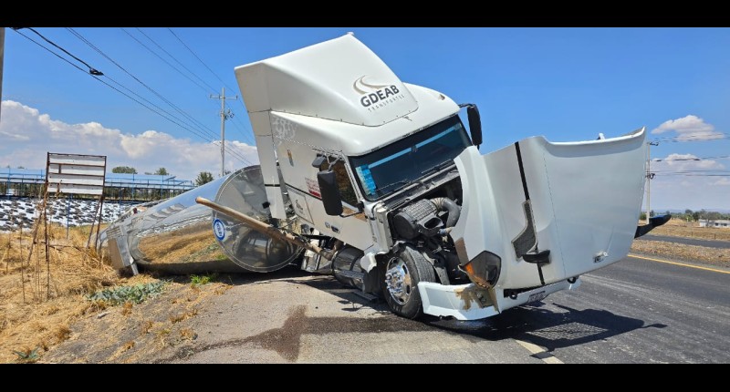 SE REGISTRÓ APARATOSA VOLCADURA EN LA 45 NORTE, EN RINCÓN DE ROMOS,  AGS