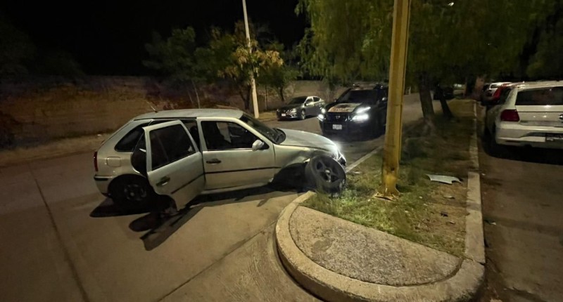 AUTOMOVILISTA CHOCÓ CONTRA EL CAMELLÓN CENTRAL EN EL FRACC. UNIÓN GANADERA, EN AGS