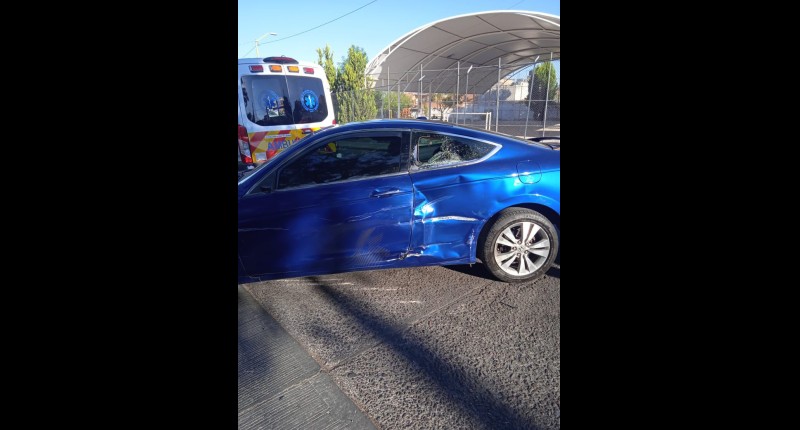 SE REGISTRÓ CHOQUE LATERAL ENTRE MOTOCICLETA Y AUTOMÓVIL EN AVENIDA SAN FRANCISCO DE LOS VIVEROS, EN AGS 