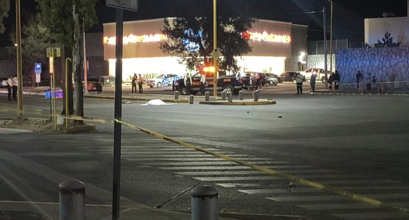 MUERE JOVEN MOTOCICLISTA AL IMPACTARSE EN LA BASE DE UN ANUNCIO EN AV. SOLIDARIDAD, EN AGS 