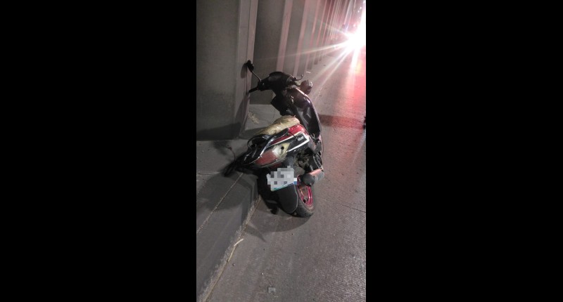 JÓVENES MOTOCICLISTAS CHOCAN CONTRA LA GUARNICIÓN DE LA BANQUETA, CAEN Y RESULTAN LESIONADOS EN LOMAS DE SANTA ANITA, AGS 