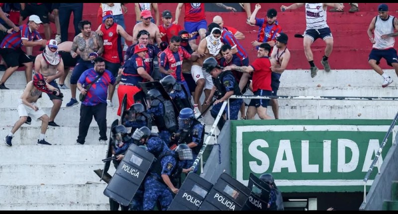 POR VIOLENCIA EN TRIBUNAS SUSPENDEN CLÁSICO DE FUTBOL EN PARAGUAY; UN POLICÍA QUEDÓ INCONSCIENTE I VIDEO