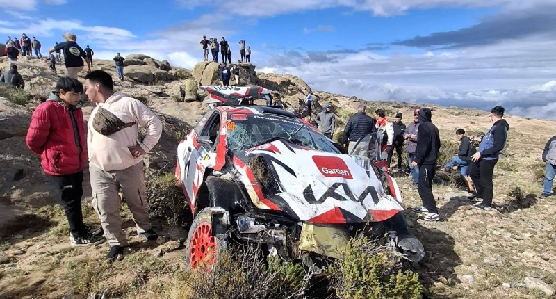 AUTO DEL RALLY SUDAMERICANO EN ARGENTINA PIERDE EL CONTROL Y SE IMPACTA CON AFICIONADOS; HAY UN MUERTO Y VARIOS HERIDOS I VIDEO