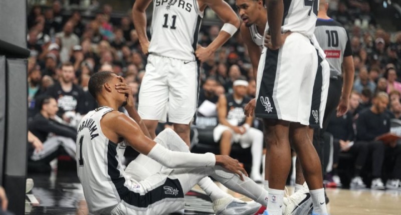 CONFIRMAN QUE VICTOR WEMBANYAMA SUFRIÓ CONMOCIÓN CEREBRAL TRAS CAÍDA EN PARTIDO DE ANOCHE CONTRA LOS BLAZERS I VIDEO