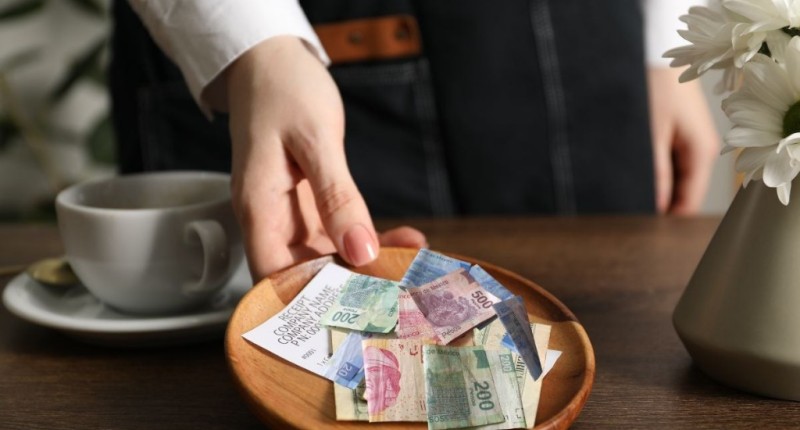 MULTAS DE HASTA 3 MILLONES DE PESOS POR COBRAR PROPINA OBLIGATORIA SEGÚN PROFECO