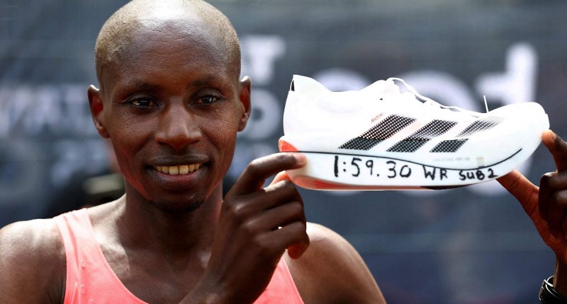 SABASTIAN SAWE,EL PRIMER HOMBRE EN LA HISTORIA EN BAJAR DE LAS 2 HORAS EN UN MARATÓN