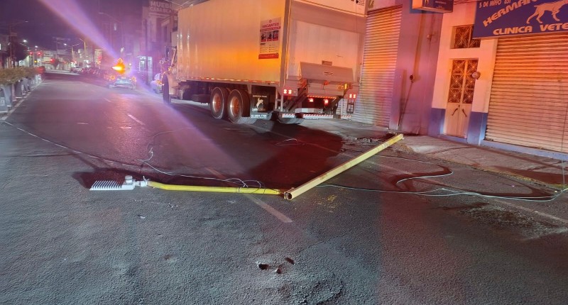 TRAS MANIOBRA EN REVERSA AUTOMOVILISTA CHOCÓ FUERTEMENTE Y DERRIBÓ UN POSTE EN LA ZONA CENTRO DE AGS 