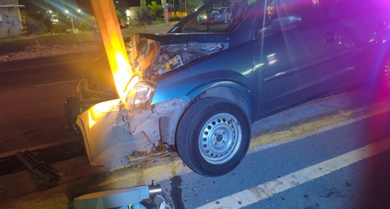 AUTOMOVILISTA CHOCÓ CONTRA UN POSTE EN AVENIDA TECNOLÓGICO, EN AGS 