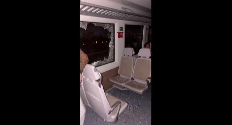 PASAJEROS ROMPEN VENTANA EN TREN SUBURBANO AL AIFA TRAS QUEDAR ATRAPADOS MÁS DE UNA HORA