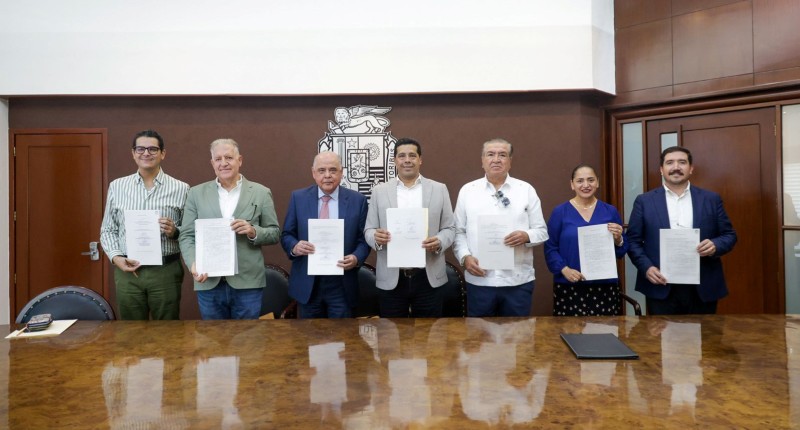 FIRMA ALCALDE DE AGS, LEO MONTAÑEZ, ESCRITURAS PARA MEJOR EQUIPAMIENTO URBANO, ÁREAS VERDES Y ESPACIOS EDUCATIVOS PARA LAS FAMILIAS