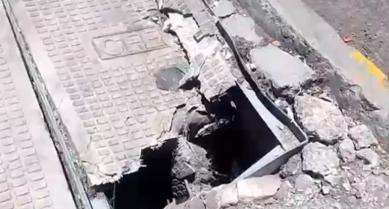 PELIGROSO REGISTRO ROTO DE CFE EN SEGUNDO ANILLO NORTE ESQUINA AV INDEPENDENCIA