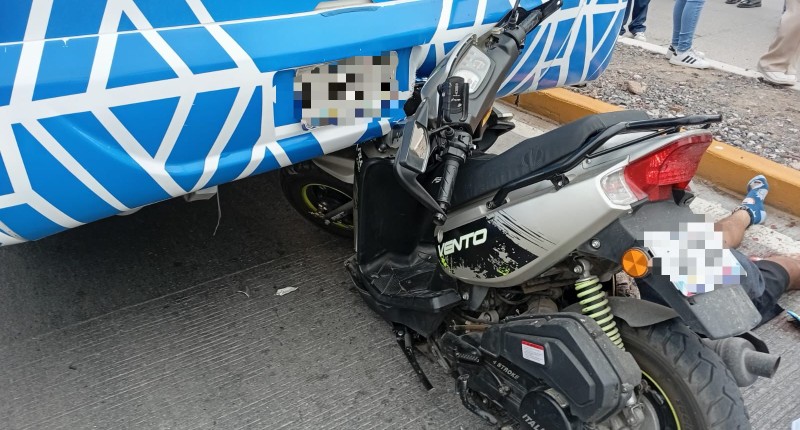 POLICÍA VIALES DE AGS ATIENDE CHOQUE ENTRE MOTOCICLETA Y CAMIÓN DE TRANSPORTE PÚBLICO EN AVENIDA SIGLO XXI