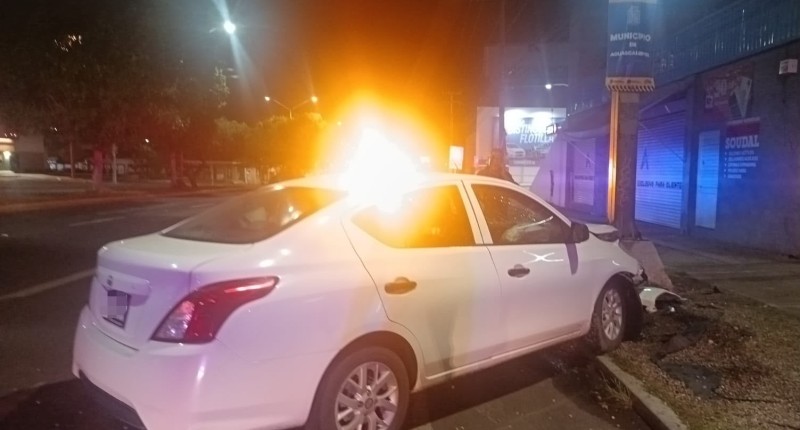 AUTOMOVILISTA RESULTA LESIONADO TRAS CHOCAR  CONTRA UNA BASE DE CONCRETO EN PRIMER ANILLO, EN AGS