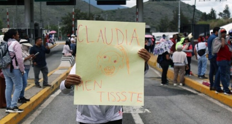CNTE TOMA CASETAS EN SEIS ESTADOS Y PERMITE LIBRE PASO A AUTOS