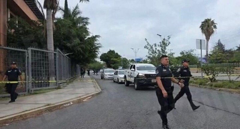 ABANDONAN CUATRO CUERPOS DECAPITADOS FRENTE AL CONGRESO DE GUERRERO