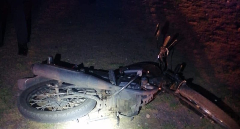 MOTOCICLISTA LESIONADO TRAS SALIRSE DE LA CARRETERA EN EL MUNICIPIO DE SAN JOSÉ DE GRACIA, AGS