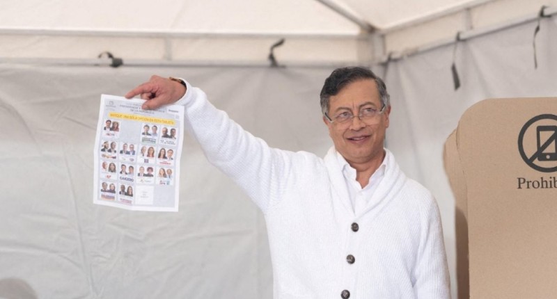 COMISIÓN ORDENA LA SUSPENSIÓN PROVISIONAL DE PETRO COMO PRESIDENTE DE COLOMBIA HASTA DESPUÉS DE LAS ELECCIONES