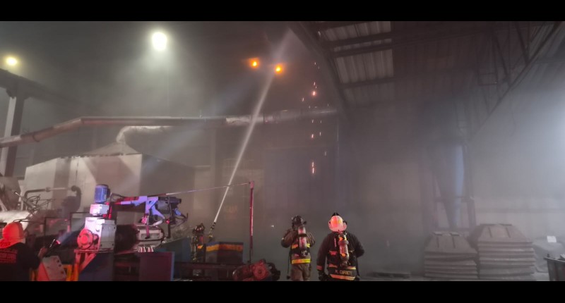 BOMBEROS DEL MUNICIPIO DE AGUASCALIENTES SOFOCARON INCENDIO DENTRO DE UNA FUNDIDORA