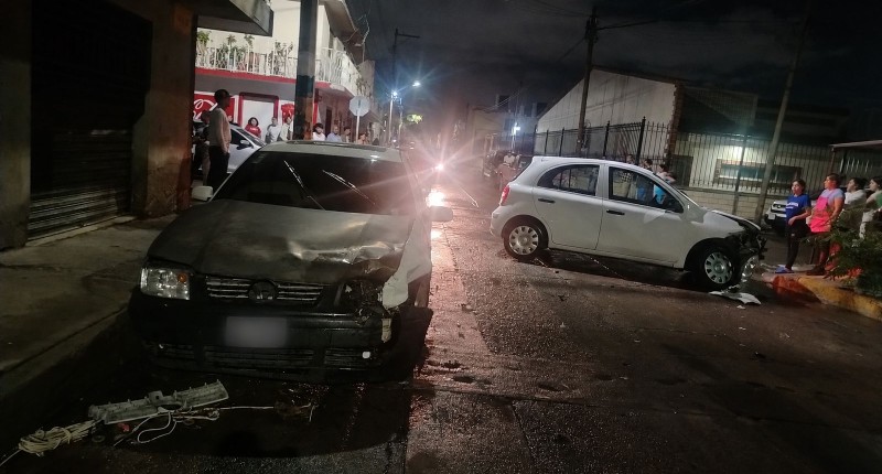 CHOCARON DOS VEHÍCULOS EN EL FRACCIONAMIENTO MACÍAS ARELLANO, EN AGS