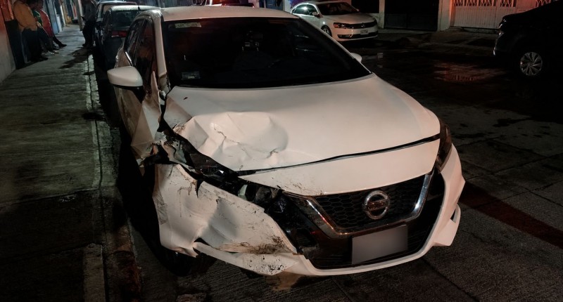 CONDUCTOR IMPACTA VEHÍCULO ESTACIONADO Y ATROPELLA A UNA PEATÓN EN LA COLONIA ESTRELLA, EN AGS 
