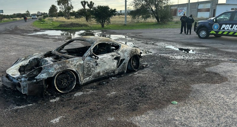 VEHÍCULO SE INCENDIÓ EN LA CARRETERA DE LAS COMUNIDADES DE PILOTOS A LOS CAMPOS, EN EL MUNICIPIO DE ASIENTOS