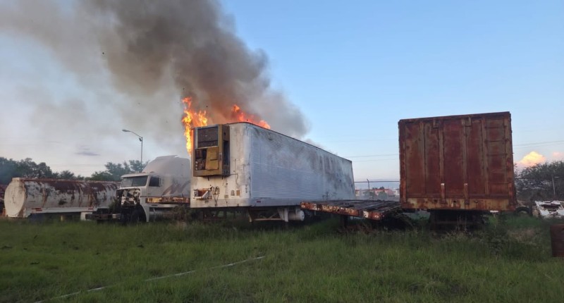 SOFOCARON INCENDIO DE CAJA DE TRÁILER EN AGS