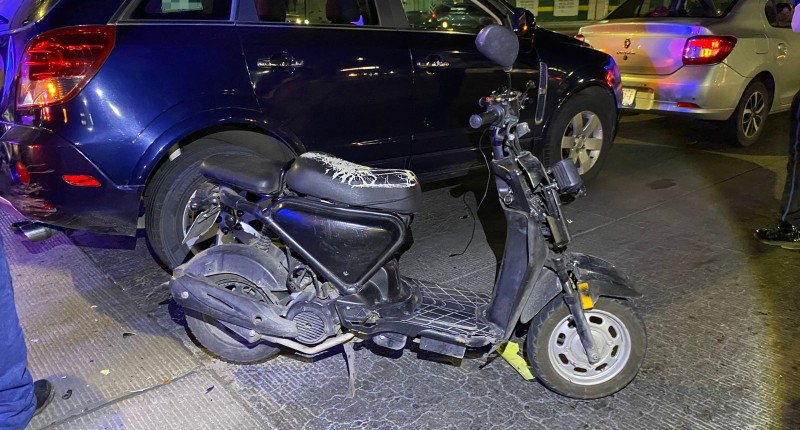 SE REGISTRÓ DESIGUAL CHOQUE ENTRE MOTOCICLETA Y CAMIONETA EN AVENIDA SIGLO XXI, EN AGS