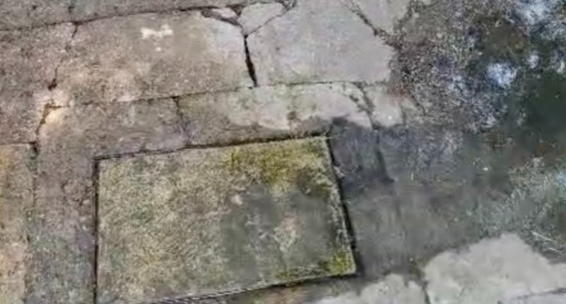 REPORTAN REGISTRO EN MAL ESTADO DEL QUE BROTAN AGUAS NEGRAS EN EL MERCADO PRIMAVERA, AGUASCALIENTES