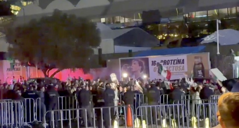 BARRAS DE AMÉRICA, CRUZ AZUL Y PUMAS SE UNIERON PARA NO DEJAR DESCANSAR A LA SELECCIÓN DE ECUADOR EN SU HOTEL l VIDEO