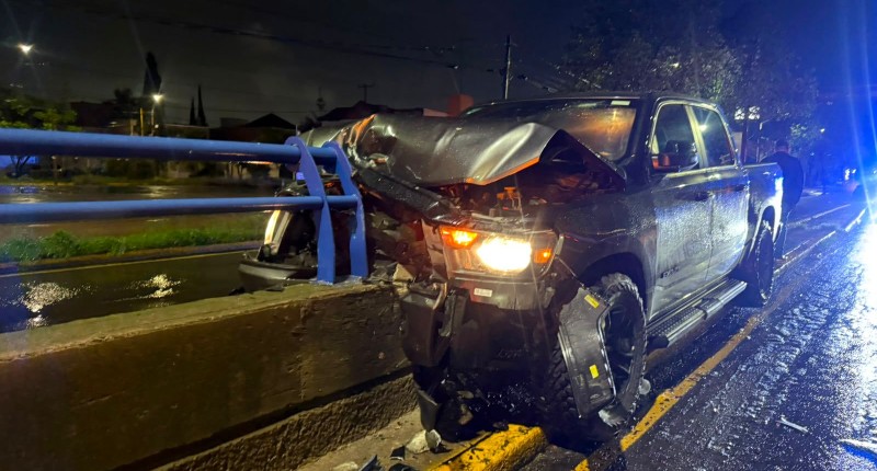 CHOCAN DE LLENO CAMIONETA  CONTRA BARRERA DE CONCRETO DE PASO A DESNIVEL EN AVENIDA AGUASCALIENTES
