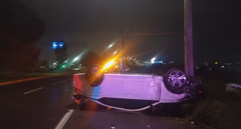 AUTOMOVILISTA SE ESTAMPÓ EN UN POSTE Y VOLCÓ SOBRE AVENIDA AGUASCALIENTES