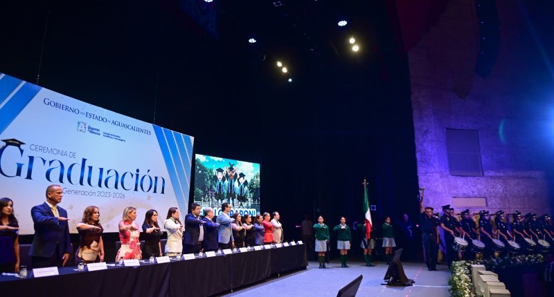 TERE JIMÉNEZ CELEBRA GRADUACIÓN DE 371 JÓVENES DEL CECYTEA
