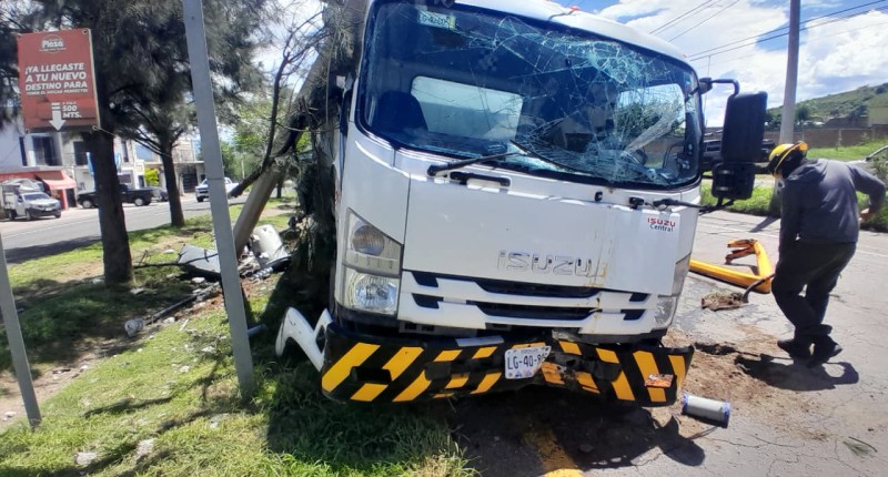 CAMIÓN DE CARGA CHOCÓ CONTRA DOS POSTES EN LA CARRETERA 70 EN CALVILLO