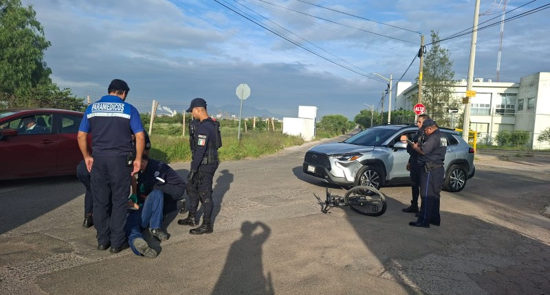 SE REGISTRÓ DESIGUAL CHOQUE ENTRE BICICLETA Y VAGONETA SOBRE AVENIDA POZO BRAVO, EN AGS 