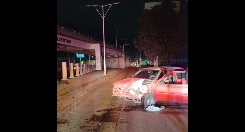 OTRA EN LA SALIDA A ZACATECAS: CONDUCTORA CHOCA CONTRA UN PILAR DE CONCRETO