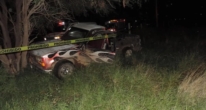 VELOZ CONDUCTOR SALIÓ DEL CAMINO, VOLCÓ, DERRIBÓ UN POSTE Y MURIÓ EN SAN FRANCISCO DE LOS ROMO